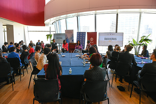 Taking part in a conversation on women empowerment are (from left to right) Deputy Secretary for Home and Youth Affairs Nick Au Yeung; the Executive Vice President of Global Partnerships of NBA team Brooklyn Nets Catherine Carlson; renowned fashion designer Vivienne Tam; and the Senior Vice President of Bank of China Catherine Feng.
            