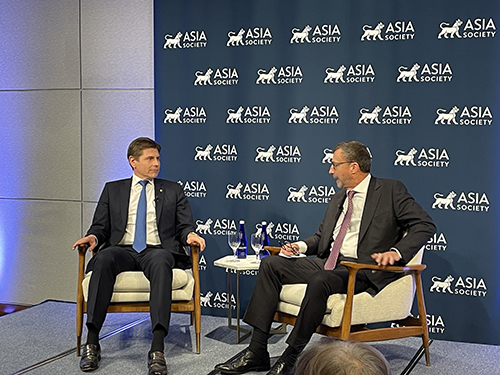 In collaboration with HKETONY, the Asia Society organized a luncheon with the Executive Director and Chief Executive Officer of HKEX Nicolas Aguzin (left) as the featured speaker.
            