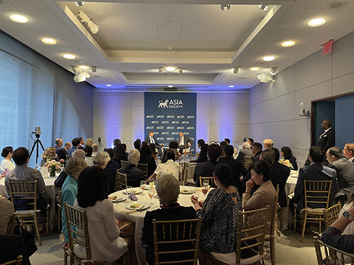  In collaboration with HKETONY, the Asia Society organized a luncheon with the Executive Director and Chief Executive Officer of HKEX Nicolas Aguzin (left) as the featured speaker.
            