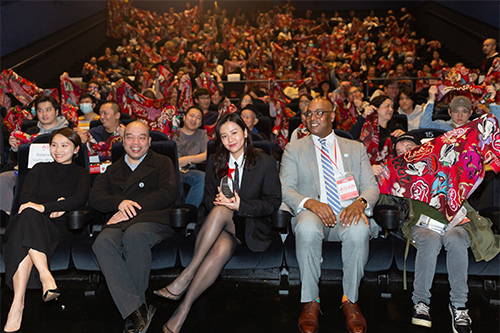  Hong Kong actress Renci Yeung (front row, third from left) and director Jack Ng (front row, second from left) with the audience at the Centerpiece screening of 