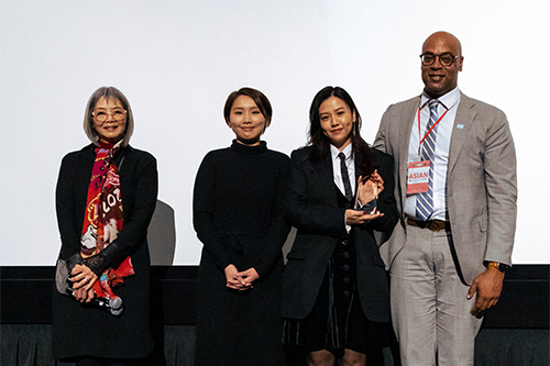  Board Chair of Choose Chicago Glenn Eden (first from right) presented the Bright Star Award to actress Renci Yeung (second from right). Also present at the award presentation ceremony are (from left to right): Executive Director of APUC Sophia Wong-Boccio and Deputy Director of HKETONY Erica Lam.
            