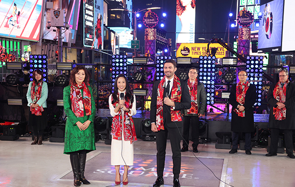 Speaking at the opening ceremony, the Director of the Hong Kong Economic and Trade Office in New York, Candy Nip (center), said Hong Kong was thrilled to be part of this iconic event, with the artists as ambassadors for Hong Kong, showcasing the flair and artistry of Hong Kong while building friendship across cultures.