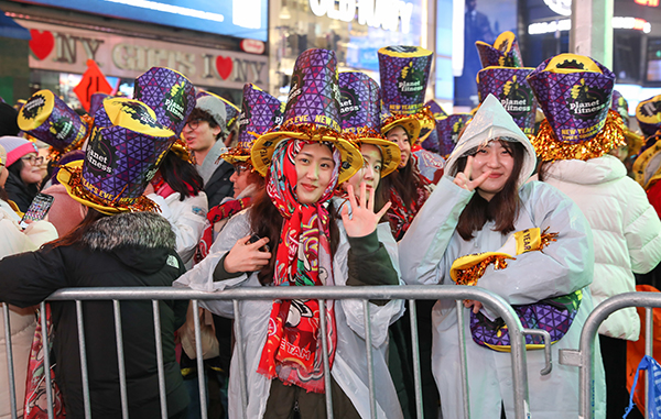  To send love and warmth to revellers at New York Times Square New Year's Eve countdown on December 31, 2022, Hong Kong fashion designer Vivienne Tam has designed a special limited edition scarf that incorporates elements of Hong Kong and the New Year.