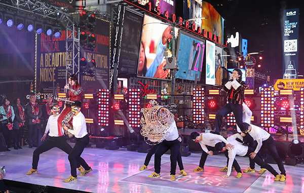  Hong Kong artists enthralled a worldwide audience by kicking off the New York Times Square countdown celebration with a 