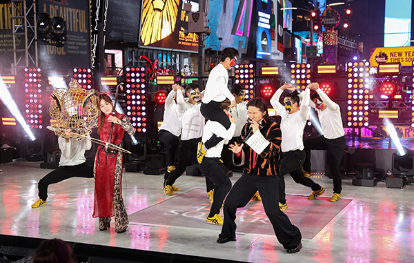  Hong Kong artists enthralled a worldwide audience by kicking off the New York Times Square countdown celebration with a 