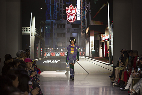  World renowned Hong Kong designer Vivienne Tam, with the support of Cyberport and the Hong Kong Economic and Trade Office in New York, collaborated with Animoca Brands and Hepha to bring a rendition of a Hong Kong metaverse to her New York Fashion Week runway show (Feb 12), showcasing the city's urban streetscape and signature features such as Hong Kong trams, the legendary floating restaurant, eye-catching fluorescent signs, and pawn shops. 