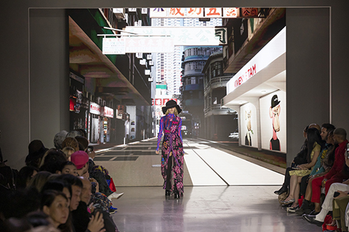  World renowned Hong Kong designer Vivienne Tam, with the support of Cyberport and the Hong Kong Economic and Trade Office in New York, collaborated with Animoca Brands and Hepha to bring a rendition of a Hong Kong metaverse to her New York Fashion Week runway show (Feb 12), showcasing the city's urban streetscape and signature features such as Hong Kong trams, the legendary floating restaurant, eye-catching fluorescent signs, and pawn shops. 