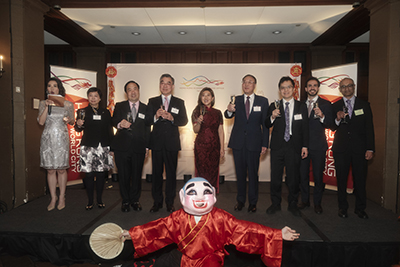1 The Director of HKETONY, Ms Maisie Ho (centre); the Permanent Representative of the People’s Republic of China (PRC) to the United Nations, Mr Zhang Jun (fourth right); the Consul-General of the PRC in New York, Mr Huang Ping (fourth left); the Chief Representative of the Hong Kong Monetary Authority in New York, Mr Anson Law (third right); the Director for Americas of the Hong Kong Tourism Board, Mr Michael Lim (third left); and other officiating guests proposed a toast at the reception.