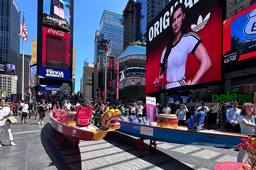 1 Tourists and New Yorkers had front-row seats to the awakening ceremony of the Hong Kong Dragon Boat Festival in New York in the heart of New York’s Times Square.