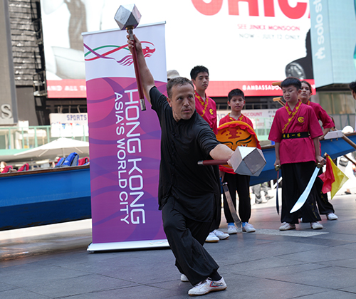 1 The HKETONY set up a game booth at the festival site, which attracted over 50,000 revellers.
