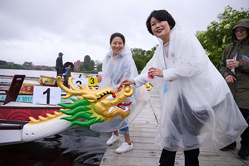 1 The 45th Boston Hong Kong Dragon Boat Festival was held on June 9. Picture shows the Director of the HKETONY Maisie Ho (left), with the Cultural Counselor of the Consulate General of People's Republic of China in New York, Shang Jiyuan (right), dotting the eyes of the Brand Hong Kong dragon boat.