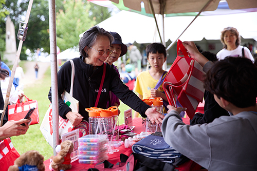 1 The HKETONY set up a game booth at the festival site, which attracted over 50,000 revellers.
