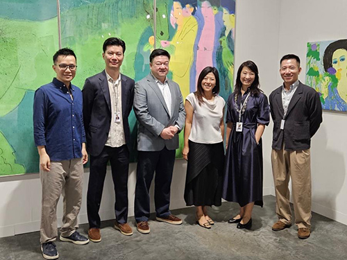  Director of the New York ETO, Maisie Ho, visited Miami to deepen Hong Kong’s presence at Art Basel Miami Beach, one of the world’s most influential art fairs, and strengthen Hong Kong’s business and cultural ties with Miami. Photo shows Ms Ho (third right) at the booth of Alisan Fine Arts, a Hong Kong gallery which has recently expanded to New York—underscoring the growing global footprint of Hong Kong’s arts community.
            