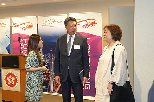 Director of HKETONY Maisie Ho (left) in conversation with President (International) of Standard Chartered Bank and Chairman of the Hong Kong Financial Services Development Council Benjamin Hung (centre) and Regional Director, Americas of Hong Kong Trade Development Council Regina Lai (right) at the May 19 luncheon event.. 