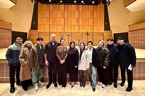 A New York audience embarked on a captivating musical journey at “Four Seasons: A Journey of 1725 – 2025”, a concert presented by Hong Kong’s music talents and supported by the Hong Kong Economic and Trade Office, New York (New York ETO) at the prestigious Carnegie Hall on November 22 (New York time).  Photo shows the Director of the Hong Kong Economic and Trade Office, New York, Ms Maisie Ho (sixth right); violinist and Artistic Director of the Tour, Ms Ruda Lee (fifth right); Conductor and Artistic Director of ANIMA Ensemble, Ms Vivian Ip (fifth left) and the crew of ANIMA Ensemble. 