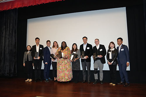  The Hong Kong Institute of Planners, supported by the HKETONY, organised an urban symposium, “Planning for New Generation World Class City: Opportunities and Challenges of Urban and Rural Regeneration from Urban Planning Perspective” on October 22. Photos shows Director of HKETONY Ms Maisie Ho (sixth left), as New York City’s Commissioner for International Affairs Ms Aissata M.B. Camara (fifth left) and other distinguished guests at the symposium.  