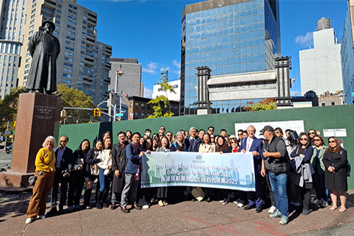   While in New York, the delegation of planning professionals engaged with New York’s leading planners, architects and policymakers and visited landmark sites such as the High Line, Hudson Yards and Central Park. 